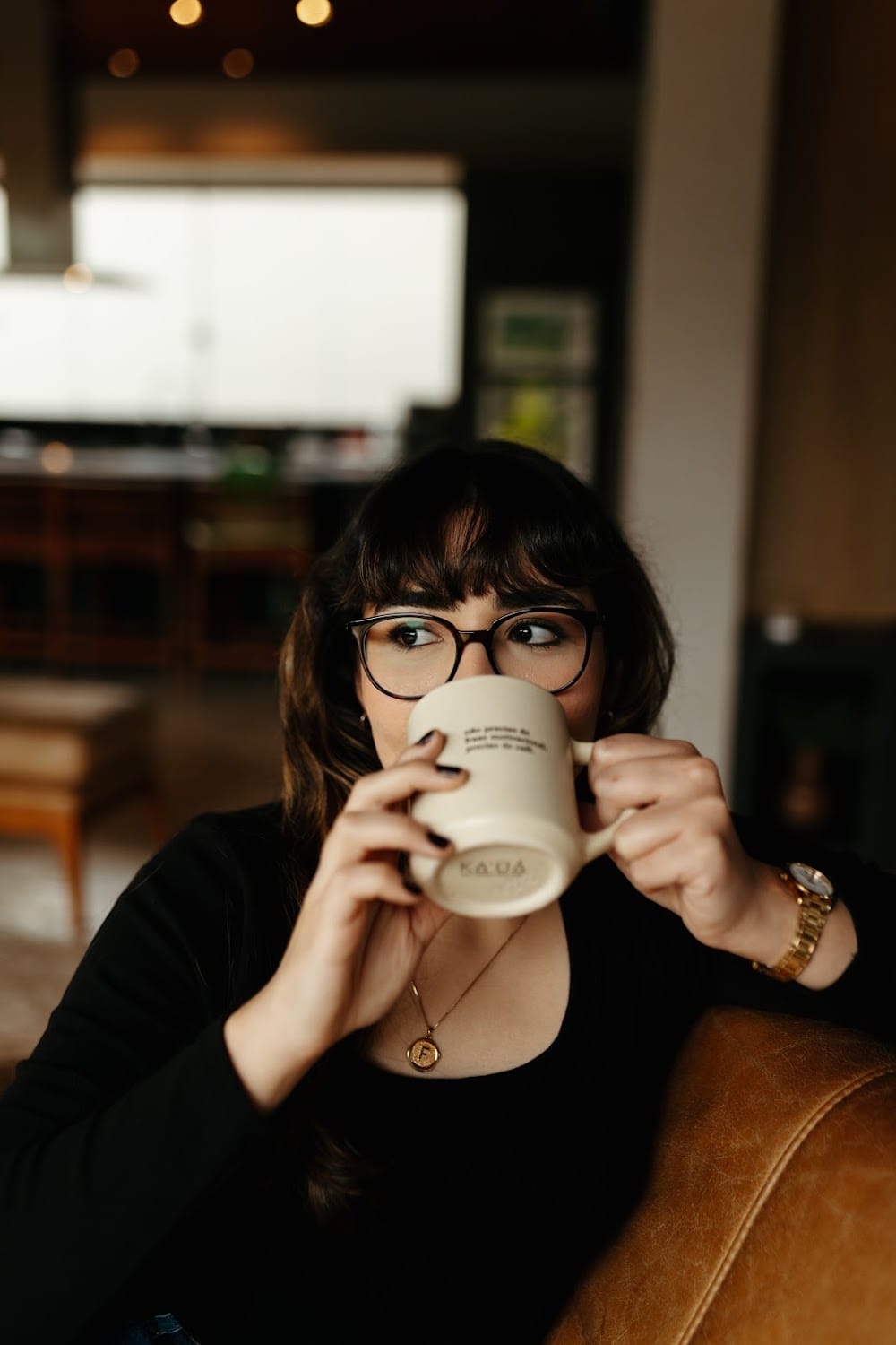Fernanda, gestora de tráfego pago para e-commerce, durante uma pausa para o café